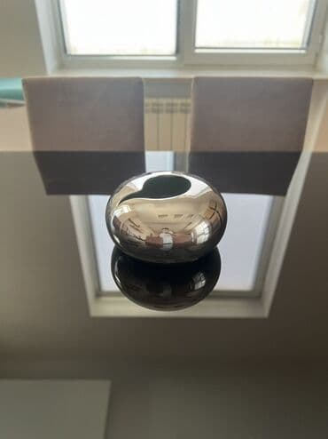 gül toxumlari: Bir vaza, Metal — 1