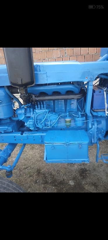 maşın satısı: Mavi rəngdə təkərli kənd təsərrüfatı traktoru Xüsusiyyətlər: - — 4