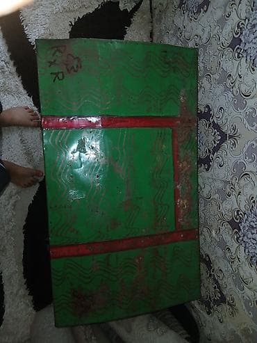 qədim xalça: Taxta sandıq/çemodan tipli saxlama yeşiyi - Material: taxta gövdə — 1