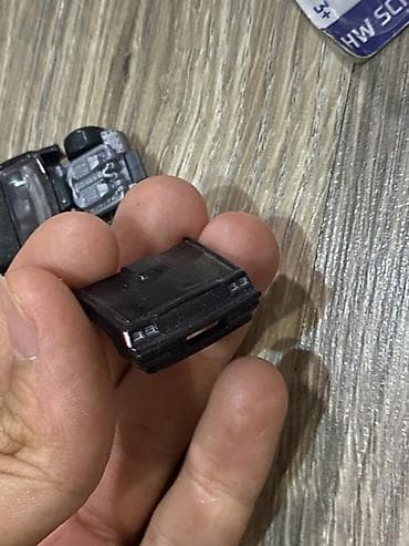 bas gitara: Kapotu acilan modeldir Kutu altdan acilib kutuda yungul zerer var — 7