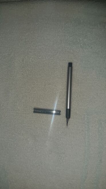 Metal korpuslu mexaniki qələm. - Rəng: gümüşü gövdə, qara tutacaq və