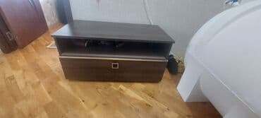 Kreslolar: Düz TV altlığı, Polkalı, Laminat — 4