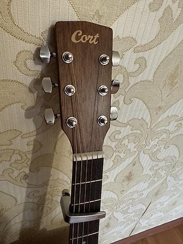 gitara balaca: Gitara tam orjinaldır. Meşə ağacı Cort marka. Üstündə orjinal Elixir — 2