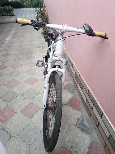stels 26: Şəhər və yüngül off-road üçün universal velosiped - Rəng: ağ - — 2