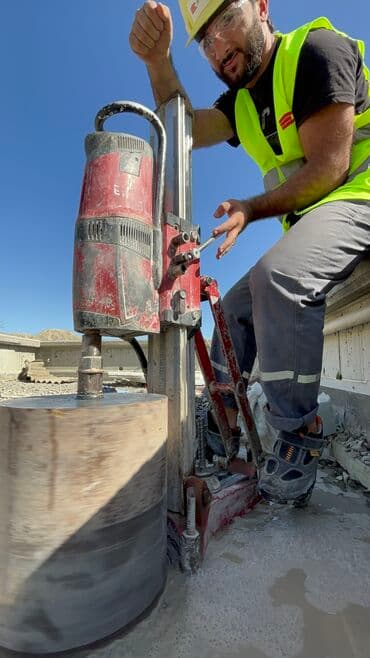 qapı dəmir: Beton deşmə kəsmə qapi yeri̇ni̇n açilmasi hi̇lti̇ aparati i̇lə yüksek — 3