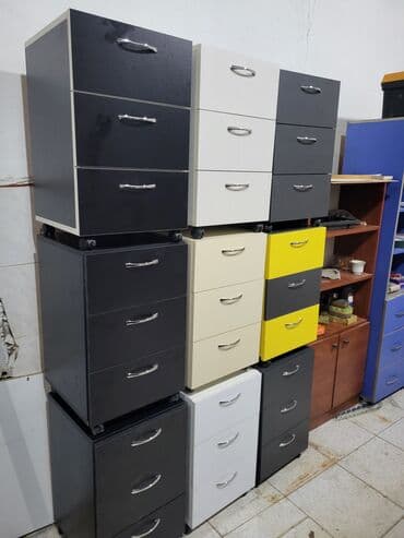 bərbər şkafı: Rəngbərəng dizaynlı, üç çekmeceli ofis dolabları. Bu dolablar — 8