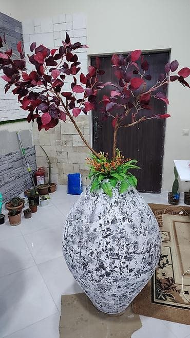 dekorativ bitkiler: Böyük dekorativ kompozisiya – süni ağac və bitkilərlə bəzədilmiş iri — 2