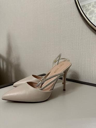 Кроссовки и спортивная обувь: Qiymet 30 azn
Hec geyinilmeyib
Razmer 38 
70 azn alinib — 4