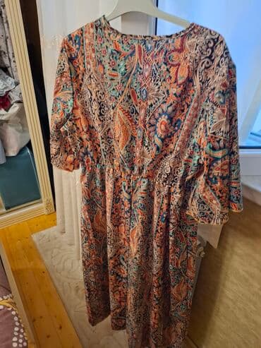 cicekli don: Ağ rəngdə, qara çiçək naxışlı, uzunqol qadın midi donu. Donun V — 14