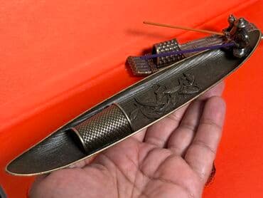 papaq şekli: Bu iki bürünc rəngli buxur qabı, Asiya mədəniyyətindən ilhamlanaraq — 7