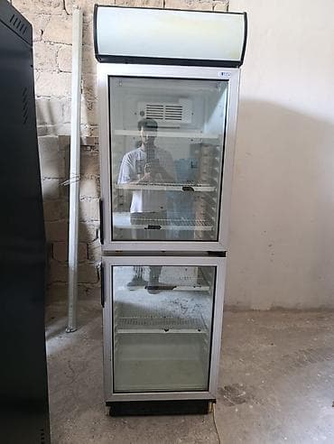 Şüşə vitrində iki qapılı kommersiya soyuducusu - Üst və alt bölmə — 1