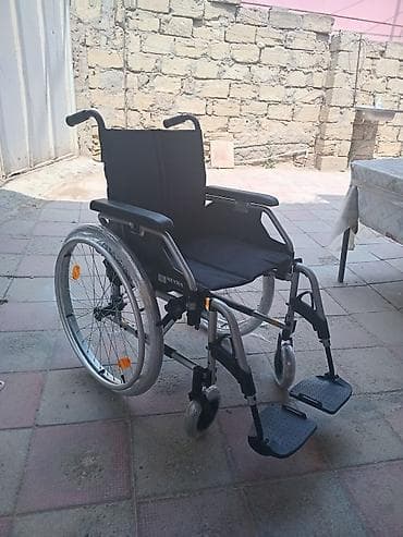 Bu əlil arabası istifadəçiyə asanlıqla hərəkət etmək imkanı verir