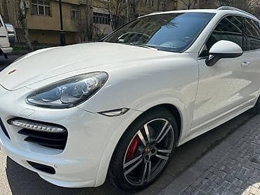 gx lexus 470: Ağ rəngdə olan Porsche Cayenne avtomobili. Qabaq tərəfində duman — 1