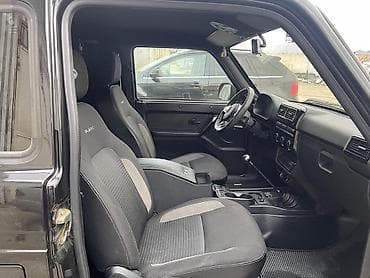 nivə: LADA Niva (qısa kuzov), qara rəng, 3 qapı, tam ötürücülü off-road SUV — 4