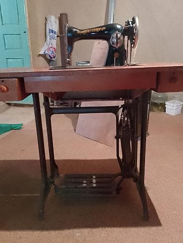 modelka maşınlar: Ayaq pedallı tikiş maşını və taxta stol dəsti - Mexaniki, pedalla — 1