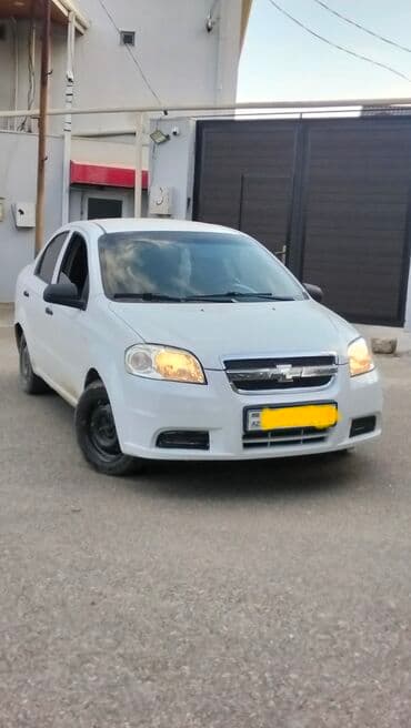 masinim var ag rengi: Chevrolet Aveo sedan – ağ rəng, 4 qapılı, ön ötürücülü şəhər — 4