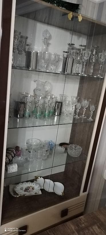 taxta ref: Şüşəli vitrin/dolab - Dizayn: İki rəngli kombinasiyalı vitrin – yan — 2