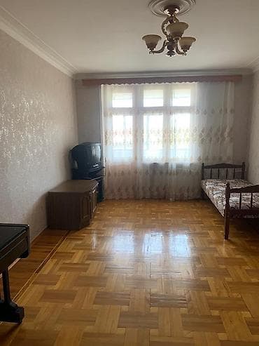 Neftçilər metrosu, 229 nömrəli məktəbin yaxınlığında, köhnə tikili, 5 — 6