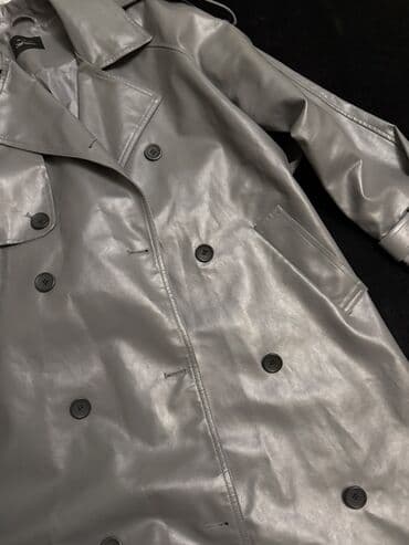 kişilər üçün qış plaşı: Boz rəngli uzun trençkot (eko‑dəri) - Material: hamar, parıltılı — 4