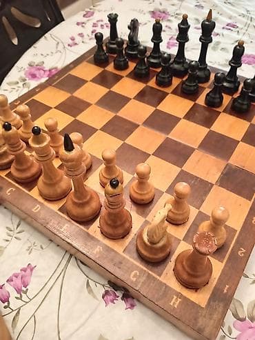 Taxta şahmat dəsti - Material: tam ağacdan hazırlanmış lövhə və