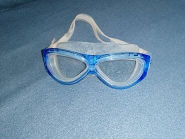 uzguculuk eynəyi: Üzgüçülük eyneyi. Istifade olunub. Şəkildə gördüyünüz vəziyyətdədir — 1