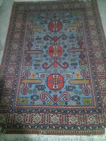 Qafqaz üslublu əl toxuması xalça - Dizayn: Mərkəzdə üç qırmızı