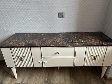 turk metbex mebelleri: Düz TV altlığı, Polkalı, Türkiyə — 2