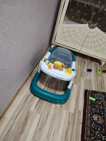 Uşaq gəzdiricisi / yürüteç - Rəng: tünd yaşıl-ağ, boz oturacaq - Ön