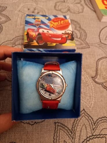 tünd qırmızı rənfli məktəbli forması: Uşaq saatı 3 manat. Qutuda — 1