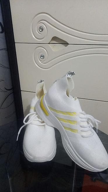 devit 3: Açıq ağ rəngdə, sarı detallı idman ayaqqabıları - Stil: minimal və — 2