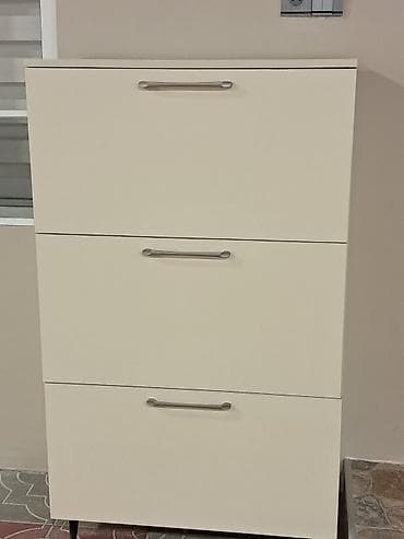 Açıq krem rəngdə, minimal dizaynlı 3 bölməli ayaqqabı dolabı. - Üfüqi