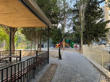 yuxuda boş banka görmek: Şəhər mühitində yerləşən bu istirahət zonası ağacların kölgəsində — 1