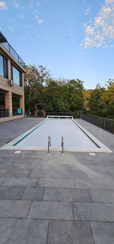 Hovuz örtükleri̇. uşaqlari. tehlukesizlik. hovuzu. soyumasinin