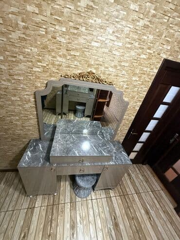 işlənmiş mebilər: Klassik üslubda güzgülü makiyaj/konzol masası dəsti - Rəng və üslub — 3