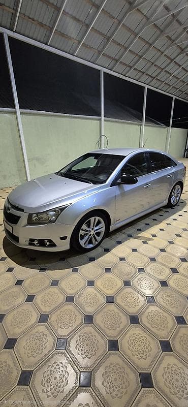 daxili kredit maşın: Chevrolet Cruze sedan – gümüşü rəng. Xüsusiyyətlər və detallar: - — 3