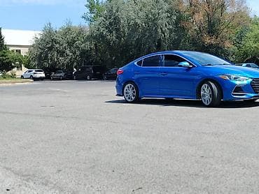 tesla model x: Hyundai Elantra: 1.6 l | 2018 il Sedan — 4