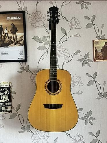 Akkustik gitara – dreadnought korpus tipli, təbii ağac rəngində