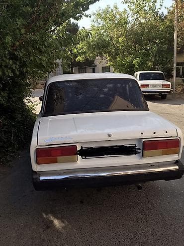 vaz 2107 mostu satilir: VAZ 2107, ağ rəng, sedan gövdə. Texniki xüsusiyyətlər: - Ön təkərli — 7