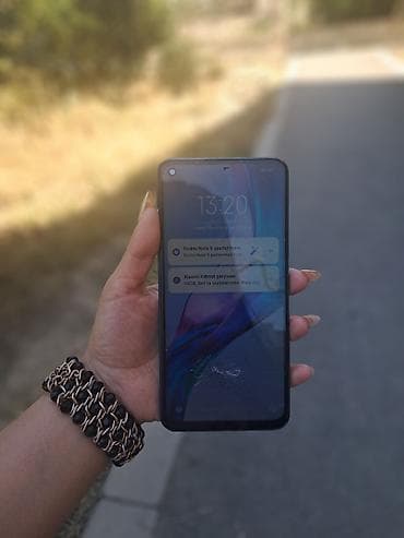 Android smartfon - Ekran: Tam ekran (sol yuxarıda ön kamera üçün — 1