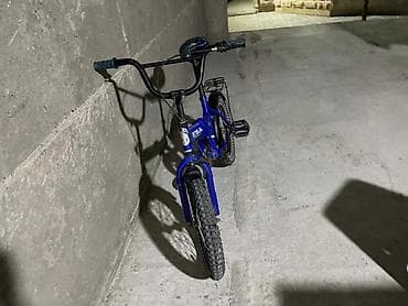 20 velosiped: Mavi rəngli BMX tipli velosiped. Kompakt ölçülü çərçivəyə malikdir və — 1