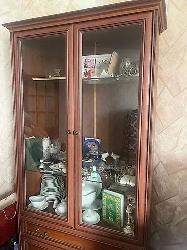 Qəhvəyi rəngdə, şüşə qapılı bufet. Qablar və dekorativ əşyalar