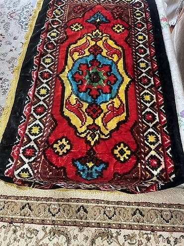 sumaq xalca: Xovlu rəng - Qırmızı Yataq örtüyü — 1