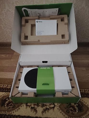 Xbox Series S – rəsmı qutusu və komplekti ilə. 2 pult verilir biri