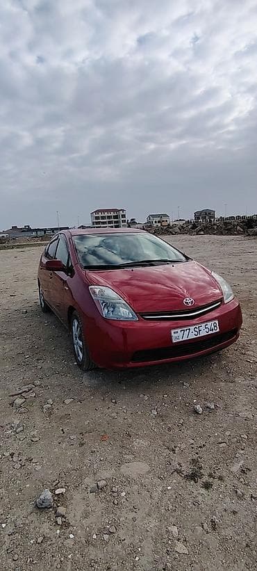 Toyota Prius (2-ci nəsil) – qırmızı rəng, hibrid liftbek. Texniki