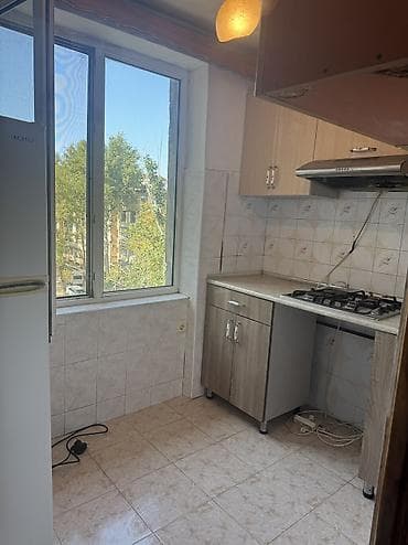 Daşınmaz əmlak: Kiraya ev verilir. Neftciler metrosu yaxinligi. 3 otaqlıdı. Orta — 4