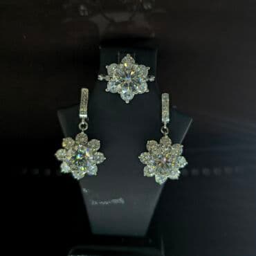 gumuş əşyaları: Dəstə daxildir: Üzük, Sırğa, Gümüş, 925 Əyar — 1