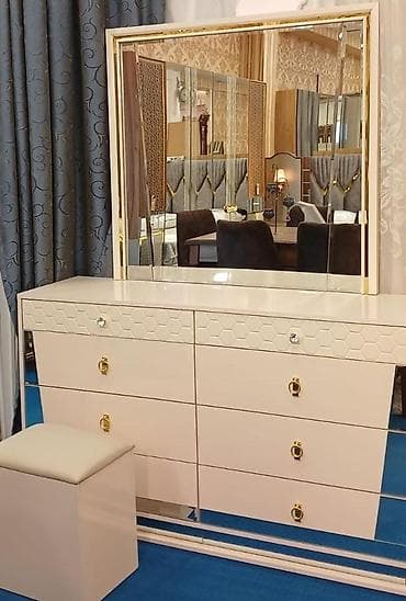 boydan guzgu: Qonaq otağı üçün, İşlənmiş, Açılan, Kvadrat masa, 8 stul — 9