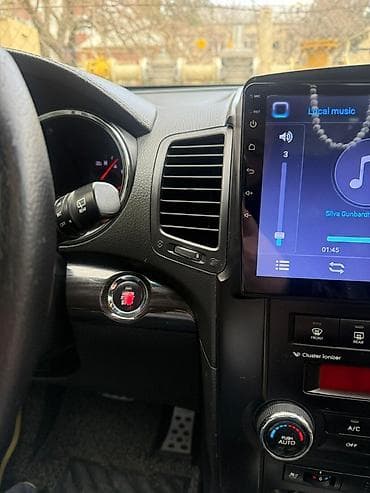 avtomobil oturacaq uzluyu: Kia Sorento – ağ rəngli, şəhər və uzun yol üçün rahat krossover/SUV — 9