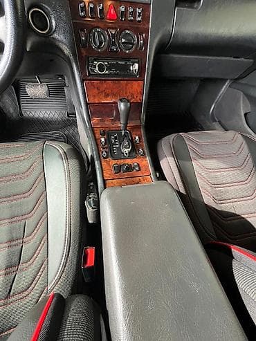 opel vectra b: Mercedes-Benz E 240: 2.4 l | 1997 il Sedan — 4