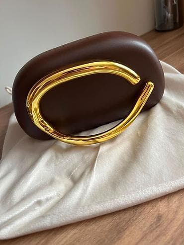 yun qadın şap şapları: Qəhvəyi mini əl çanta – qızılı metal detalla - Material: hamar — 3